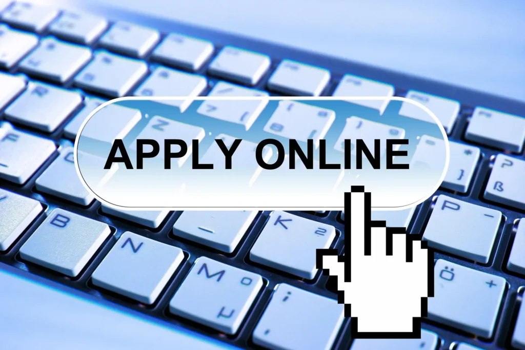 Apply online button on a computer keyboard representing online job applications