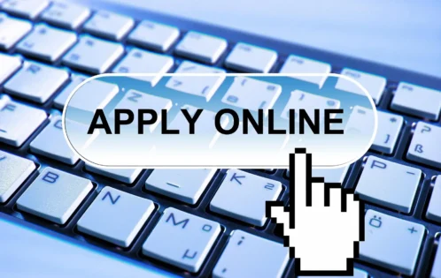 Apply online button on a computer keyboard representing online job applications